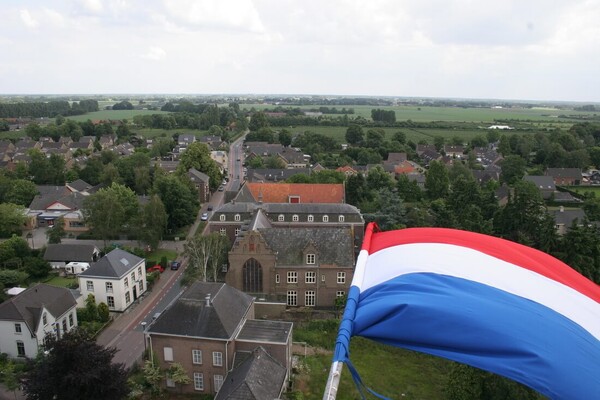 Na zo'n 175 treden te hebben beklommen biedt de Sint-Janstoren in Sambeek een spectaculair uitzicht op de omgeving.