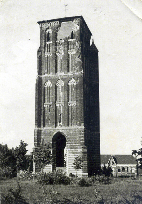 Direct na de Tweede Wereldoorlog werd begonnen met de eerste restauratie van de Sint-toren.