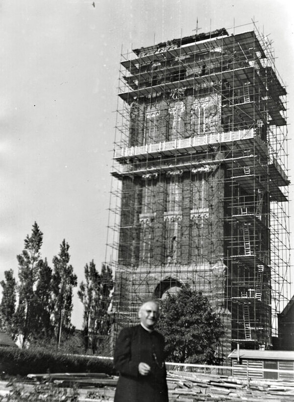 Pastoor Jan van Berkel was de grote animator voor het behoud van de zwaar beschadigde Sint-Janstoren in Sambeek. Tussen 1959 en 1961 vond de definitieve restauratie plaats.