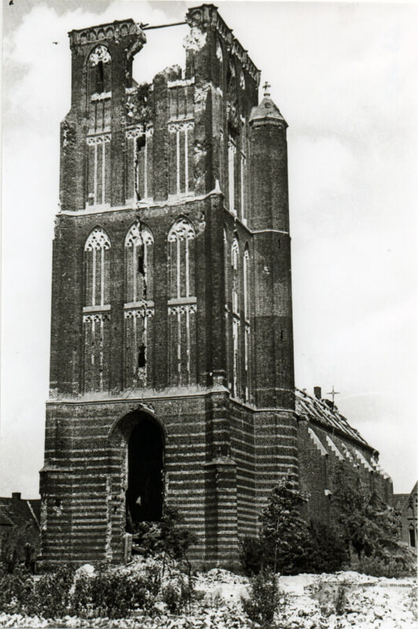 Eind 1944 probeerden terugtrekkende Duitse troepen tot twee keer toe de Sambeekse toren op te blazen. Hoewel zwaar beschadigd bleef het bouwwerk overeind staan.