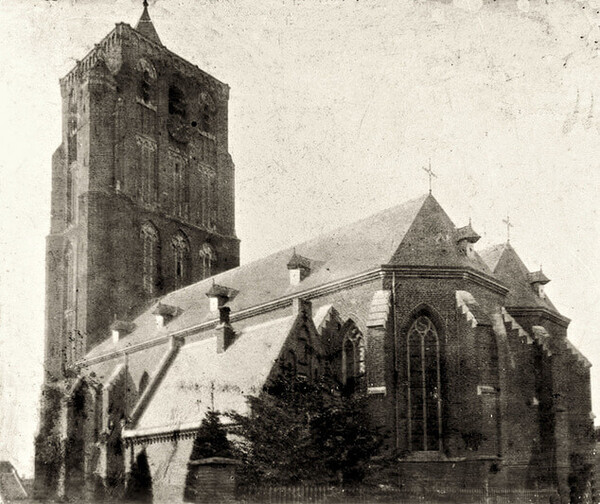 Na de teruggave van de kerk in 1800 herstelden de katholieken op eigen kosten hun gebedshuis, dat er bijna een eeuw troosteloos had bijgestaan. Veertig jaar later kregen ze ook de toren weer in eigendom terug. De foto dateert van 1896.